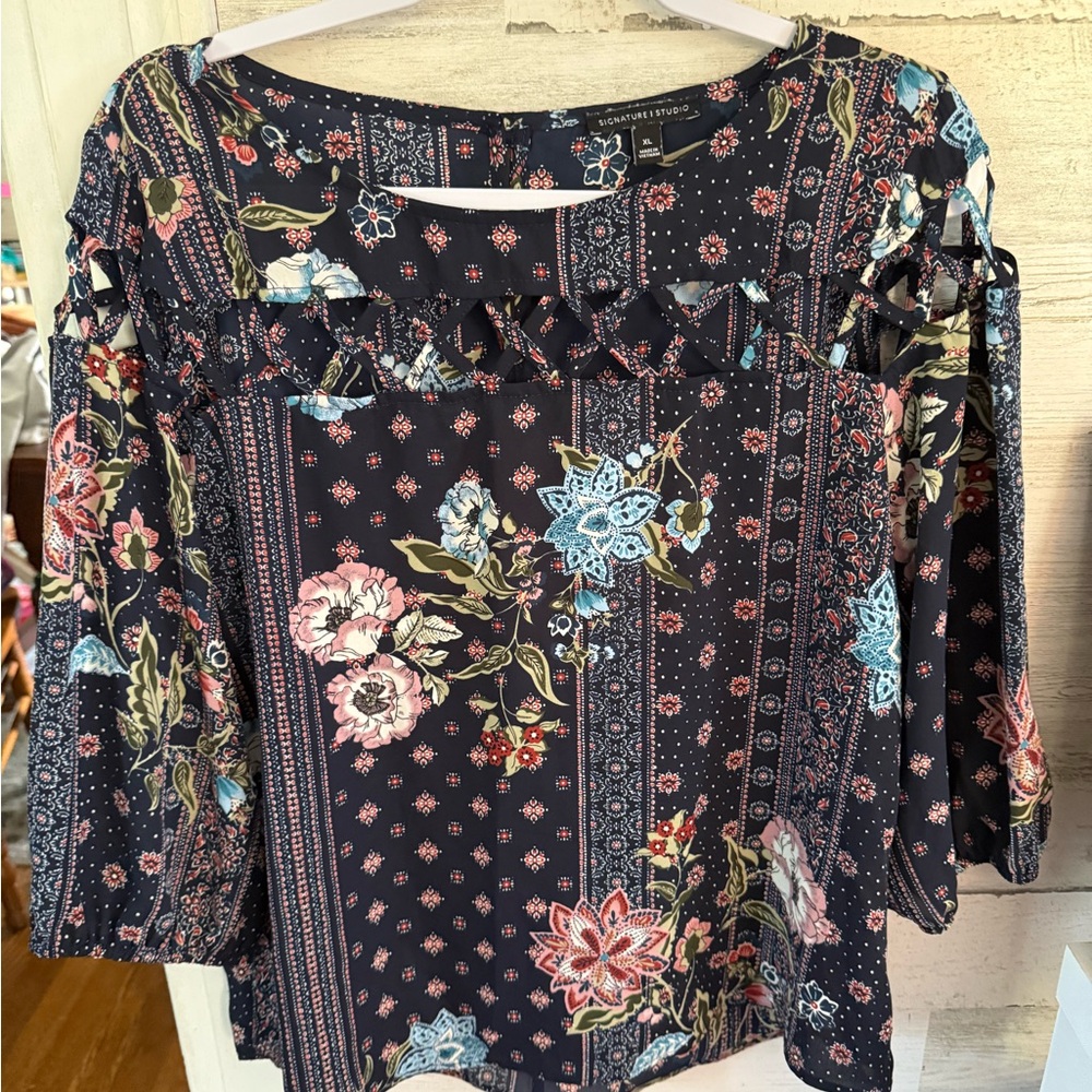 Signature Studio Black Floral Blouse